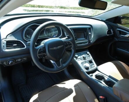 Чорний Крайслер 200, об'ємом двигуна 2.4 л та пробігом 196 тис. км за 10000 $, фото 6 на Automoto.ua