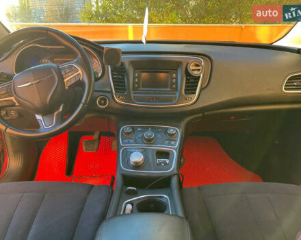 Красный Крайслер 200, объемом двигателя 2.36 л и пробегом 175 тыс. км за 7500 $, фото 6 на Automoto.ua