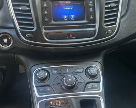 Красный Крайслер 200, объемом двигателя 2.36 л и пробегом 240 тыс. км за 8800 $, фото 7 на Automoto.ua