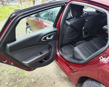 Червоний Крайслер 200, об'ємом двигуна 2.4 л та пробігом 247 тис. км за 10500 $, фото 7 на Automoto.ua