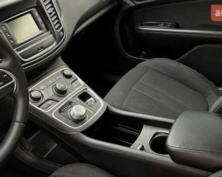 Крайслер 200, объемом двигателя 2.4 л и пробегом 175 тыс. км за 10100 $, фото 8 на Automoto.ua