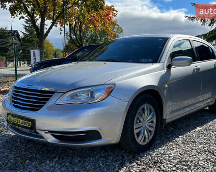 Сірий Крайслер 200, об'ємом двигуна 2.36 л та пробігом 145 тис. км за 6999 $, фото 2 на Automoto.ua
