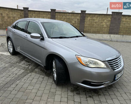 Крайслер 200 2014 в Дубно на Automoto.ua Серый Крайслер 200, объемом двигателя 2.36 л и пробегом 78 тыс. км за 8900 $, фото 3 на Automoto.ua