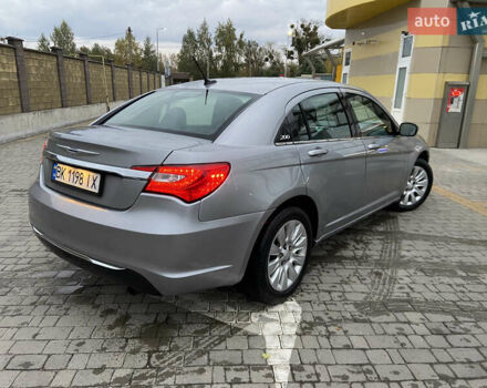 Крайслер 200 2014 в Дубно на Automoto.ua Серый Крайслер 200, объемом двигателя 2.36 л и пробегом 78 тыс. км за 8900 $, фото 6 на Automoto.ua