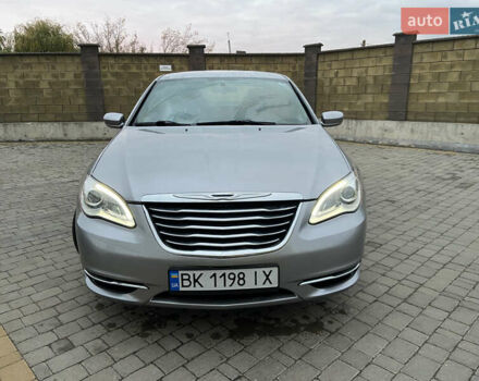 Крайслер 200 2014 в Дубно на Automoto.ua Серый Крайслер 200, объемом двигателя 2.36 л и пробегом 78 тыс. км за 8900 $, фото 2 на Automoto.ua
