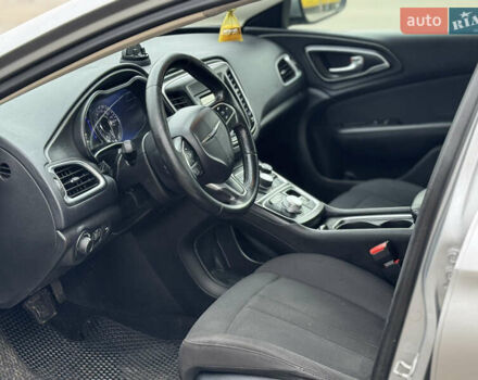 Серый Крайслер 200, объемом двигателя 2.36 л и пробегом 278 тыс. км за 6900 $, фото 6 на Automoto.ua