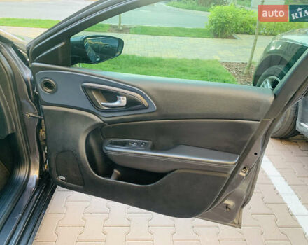 Серый Крайслер 200, объемом двигателя 2.36 л и пробегом 111 тыс. км за 10200 $, фото 66 на Automoto.ua