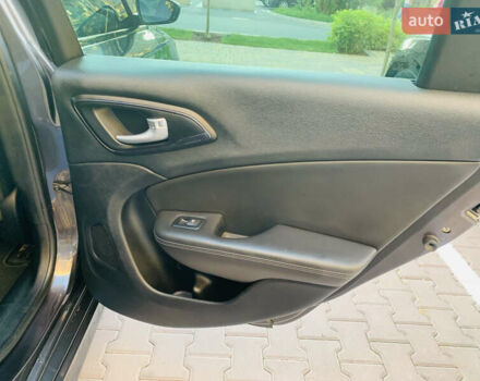 Серый Крайслер 200, объемом двигателя 2.36 л и пробегом 111 тыс. км за 10200 $, фото 62 на Automoto.ua