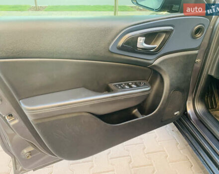 Серый Крайслер 200, объемом двигателя 2.36 л и пробегом 111 тыс. км за 10200 $, фото 43 на Automoto.ua