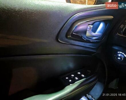 Серый Крайслер 200, объемом двигателя 2.36 л и пробегом 198 тыс. км за 8000 $, фото 2 на Automoto.ua