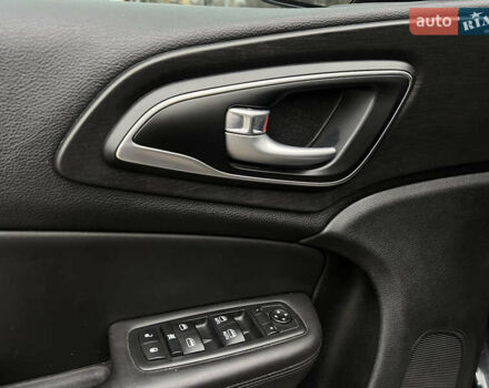 Серый Крайслер 200, объемом двигателя 2.36 л и пробегом 200 тыс. км за 10900 $, фото 18 на Automoto.ua