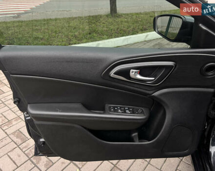 Серый Крайслер 200, объемом двигателя 2.36 л и пробегом 200 тыс. км за 10900 $, фото 17 на Automoto.ua