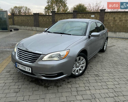 Серый Крайслер 200, объемом двигателя 2.4 л и пробегом 80 тыс. км за 7800 $, фото 1 на Automoto.ua