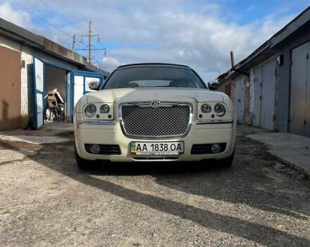 Белый Крайслер 300C, объемом двигателя 2.7 л и пробегом 90 тыс. км за 15000 $, фото 7 на Automoto.ua