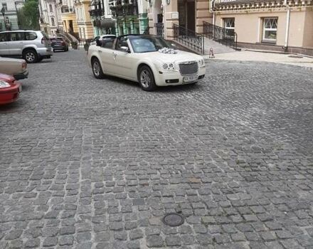 Белый Крайслер 300C, объемом двигателя 2.7 л и пробегом 90 тыс. км за 15000 $, фото 6 на Automoto.ua