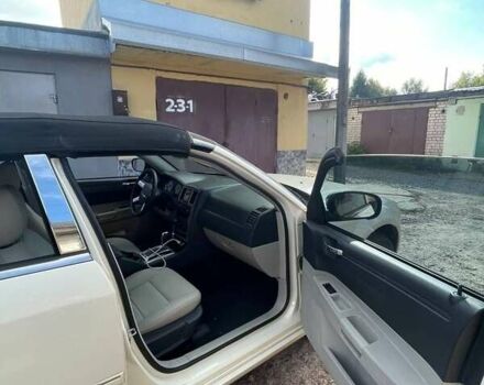 Белый Крайслер 300C, объемом двигателя 2.7 л и пробегом 90 тыс. км за 15000 $, фото 3 на Automoto.ua