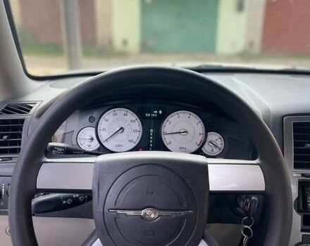 Белый Крайслер 300C, объемом двигателя 2.7 л и пробегом 90 тыс. км за 15000 $, фото 5 на Automoto.ua