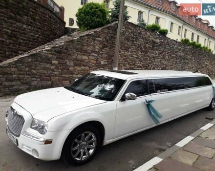 Белый Крайслер 300C, объемом двигателя 5.7 л и пробегом 175 тыс. км за 11900 $, фото 6 на Automoto.ua