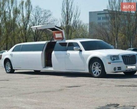 Белый Крайслер 300C, объемом двигателя 5.7 л и пробегом 175 тыс. км за 11900 $, фото 3 на Automoto.ua