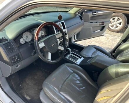 Белый Крайслер 300C, объемом двигателя 2.7 л и пробегом 120 тыс. км за 4999 $, фото 12 на Automoto.ua