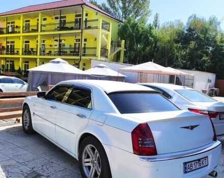 Белый Крайслер 300C, объемом двигателя 2.74 л и пробегом 200 тыс. км за 7999 $, фото 13 на Automoto.ua