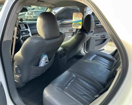 Белый Крайслер 300C, объемом двигателя 2.7 л и пробегом 120 тыс. км за 4999 $, фото 13 на Automoto.ua