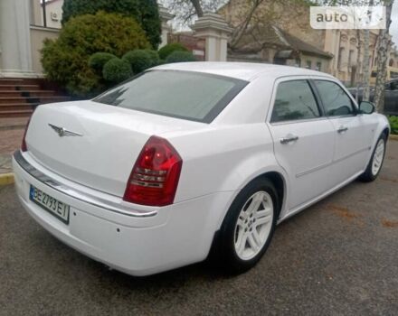 Белый Крайслер 300C, объемом двигателя 2.7 л и пробегом 158 тыс. км за 11000 $, фото 3 на Automoto.ua