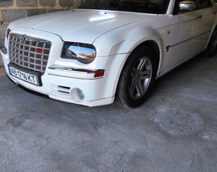 Белый Крайслер 300C, объемом двигателя 2.74 л и пробегом 200 тыс. км за 7999 $, фото 5 на Automoto.ua