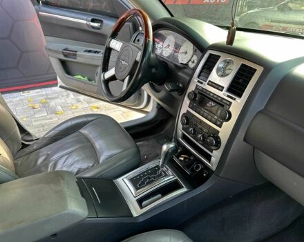 Белый Крайслер 300C, объемом двигателя 2.7 л и пробегом 120 тыс. км за 4999 $, фото 14 на Automoto.ua