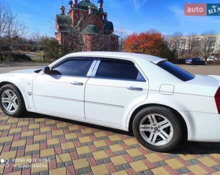 Белый Крайслер 300C, объемом двигателя 2.74 л и пробегом 200 тыс. км за 7999 $, фото 2 на Automoto.ua