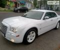 Белый Крайслер 300C, объемом двигателя 2.7 л и пробегом 158 тыс. км за 11000 $, фото 1 на Automoto.ua