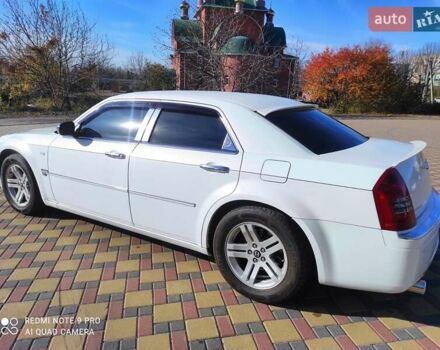 Белый Крайслер 300C, объемом двигателя 2.74 л и пробегом 200 тыс. км за 7999 $, фото 3 на Automoto.ua