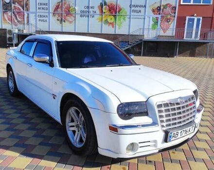 Белый Крайслер 300C, объемом двигателя 2.74 л и пробегом 200 тыс. км за 7999 $, фото 4 на Automoto.ua
