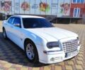 Белый Крайслер 300C, объемом двигателя 2.74 л и пробегом 200 тыс. км за 7500 $, фото 1 на Automoto.ua
