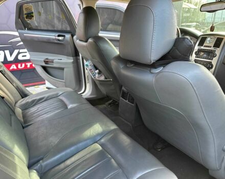 Белый Крайслер 300C, объемом двигателя 2.7 л и пробегом 120 тыс. км за 4999 $, фото 15 на Automoto.ua