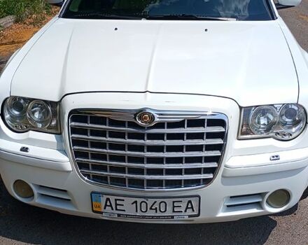 Белый Крайслер 300C, объемом двигателя 2.7 л и пробегом 120 тыс. км за 7500 $, фото 4 на Automoto.ua