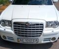 Белый Крайслер 300C, объемом двигателя 2.7 л и пробегом 120 тыс. км за 7500 $, фото 4 на Automoto.ua
