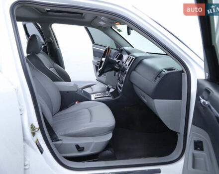 Белый Крайслер 300C, объемом двигателя 5.7 л и пробегом 250 тыс. км за 10900 $, фото 17 на Automoto.ua