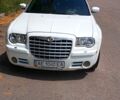 Белый Крайслер 300C, объемом двигателя 2.7 л и пробегом 120 тыс. км за 7500 $, фото 1 на Automoto.ua
