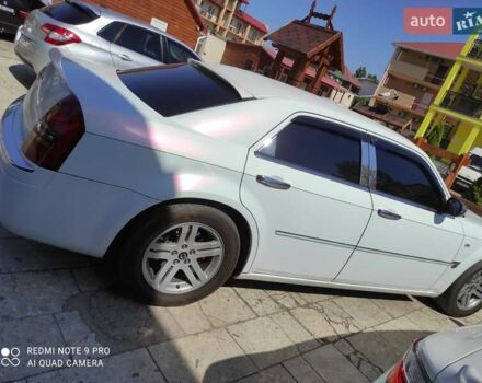 Белый Крайслер 300C, объемом двигателя 2.74 л и пробегом 200 тыс. км за 7999 $, фото 11 на Automoto.ua