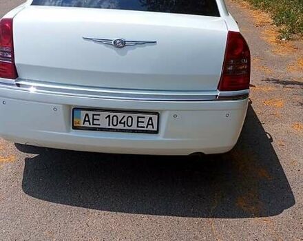 Белый Крайслер 300C, объемом двигателя 2.7 л и пробегом 120 тыс. км за 7500 $, фото 1 на Automoto.ua