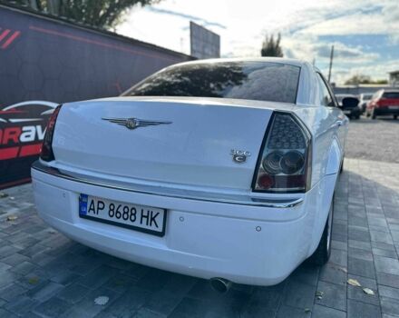Белый Крайслер 300C, объемом двигателя 2.7 л и пробегом 120 тыс. км за 4999 $, фото 7 на Automoto.ua