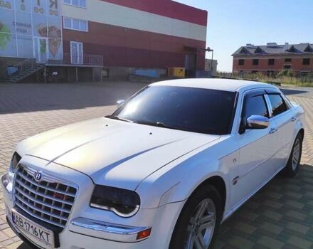 Белый Крайслер 300C, объемом двигателя 2.74 л и пробегом 200 тыс. км за 7999 $, фото 45 на Automoto.ua