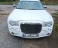 Белый Крайслер 300C, объемом двигателя 2.7 л и пробегом 300 тыс. км за 3777 $, фото 1 на Automoto.ua
