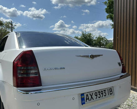 Белый Крайслер 300C, объемом двигателя 2.7 л и пробегом 122 тыс. км за 7800 $, фото 2 на Automoto.ua