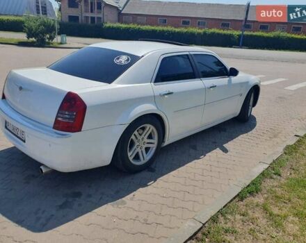Білий Крайслер 300C, об'ємом двигуна 2.74 л та пробігом 250 тис. км за 7500 $, фото 1 на Automoto.ua