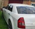 Белый Крайслер 300C, объемом двигателя 2.7 л и пробегом 177 тыс. км за 5682 $, фото 2 на Automoto.ua