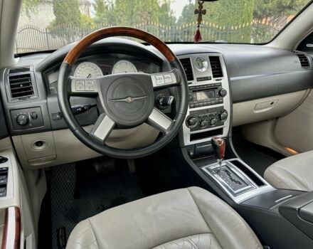 Белый Крайслер 300C, объемом двигателя 2.7 л и пробегом 224 тыс. км за 6000 $, фото 19 на Automoto.ua