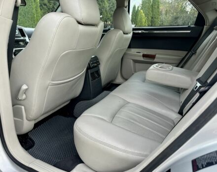 Белый Крайслер 300C, объемом двигателя 2.7 л и пробегом 224 тыс. км за 6000 $, фото 22 на Automoto.ua