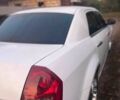 Белый Крайслер 300C, объемом двигателя 2.7 л и пробегом 180 тыс. км за 5500 $, фото 3 на Automoto.ua